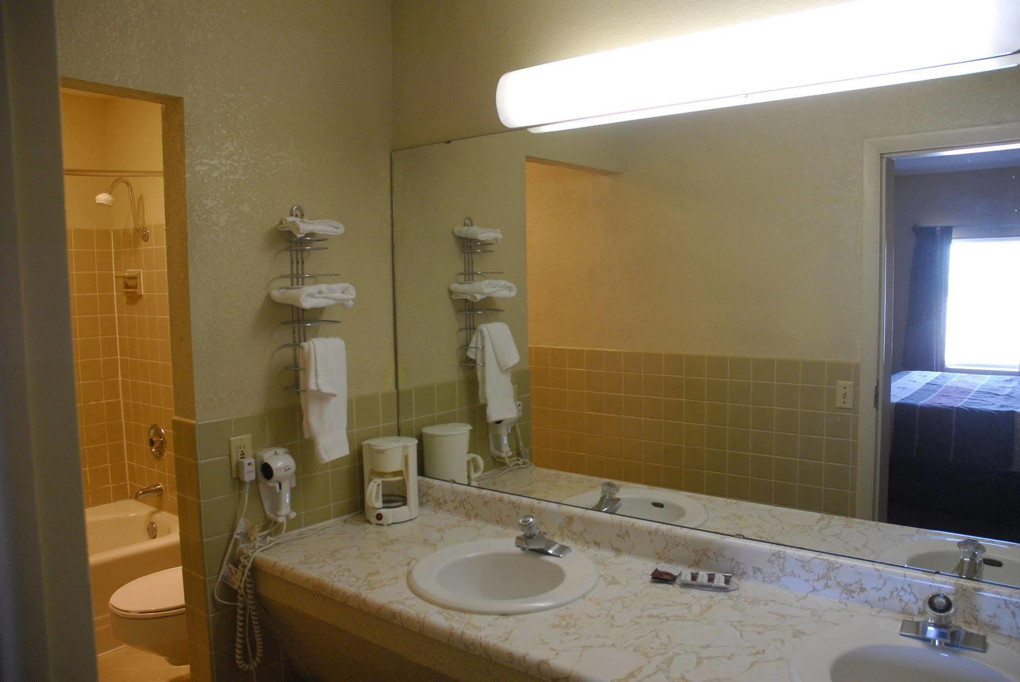 America'S Best Inn And Suites Emporia Kültér fotó