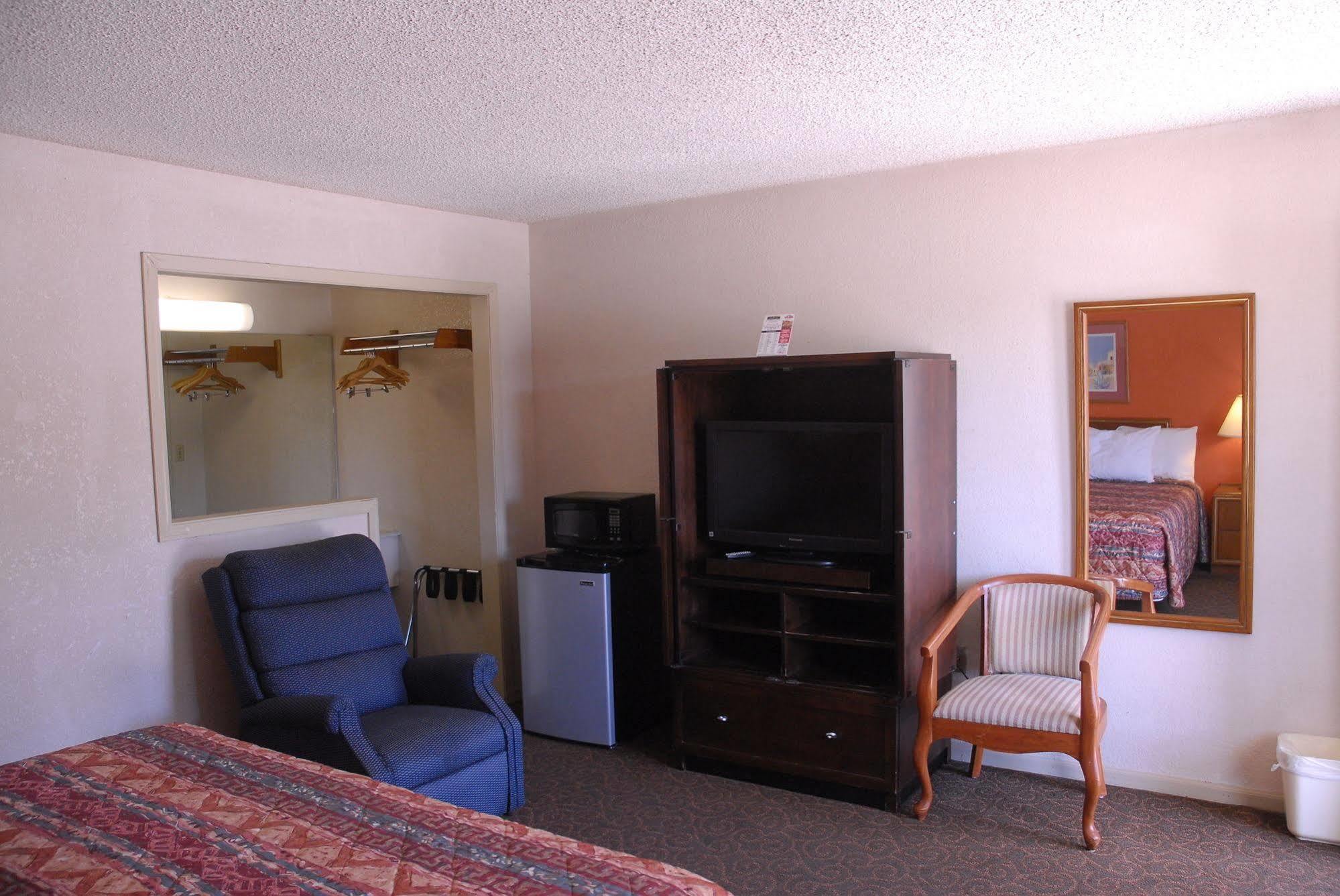 America'S Best Inn And Suites Emporia Kültér fotó